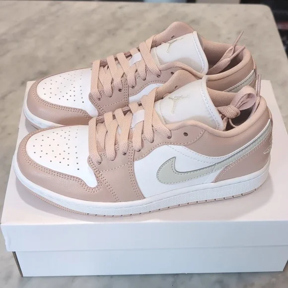 Air Jordan 1 Low - Picture 3 of 4